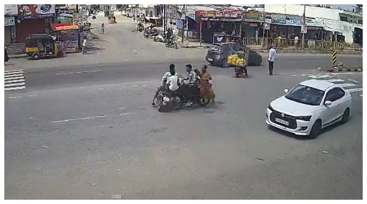 Karimnagar Road Accident: వీడియో ఇదిగో.. కరీంనగర్లో ఘోర రోడ్డు ప్రమాదం.. ఒకదానికొకటి ఢీకొట్టుకున్న రెండు బైక్లు, ఇద్దరు యువకులకు తీవ్ర గాయాలు