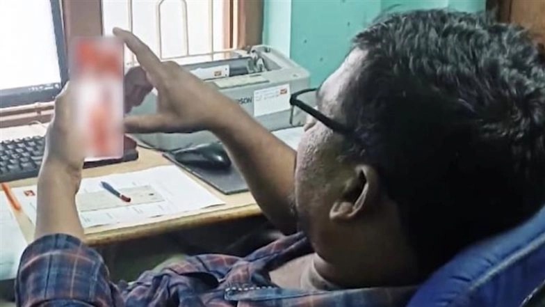 Andhra Pradesh: వీడియో ఇదిగో, డ్యూటీ సమయంలో ఫోన్‌లో అశ్లీల వీడియోలు చూస్తున్న ప్రభుత్వ ఉద్యోగి, కంప్యూటర్లు పని చేయడం లేదంటూ సేవలు నిలిపివేత