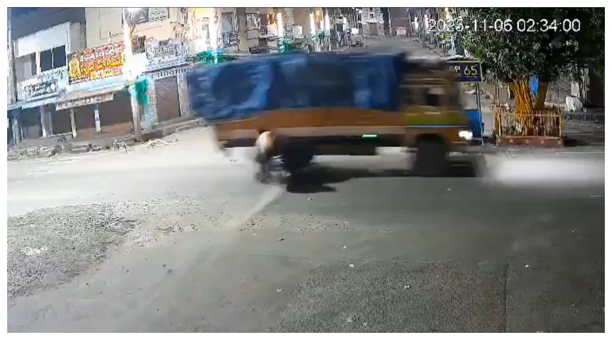 Bapatla Road Accident: వీడియో ఇదిగో, బాపట్లలో ఘోర రోడ్డు ప్రమాదం, బైక్ మీద అతివేగంతో వెళ్తూ లారీని ఢీకొని ఇద్దరు యువకులు మృతి