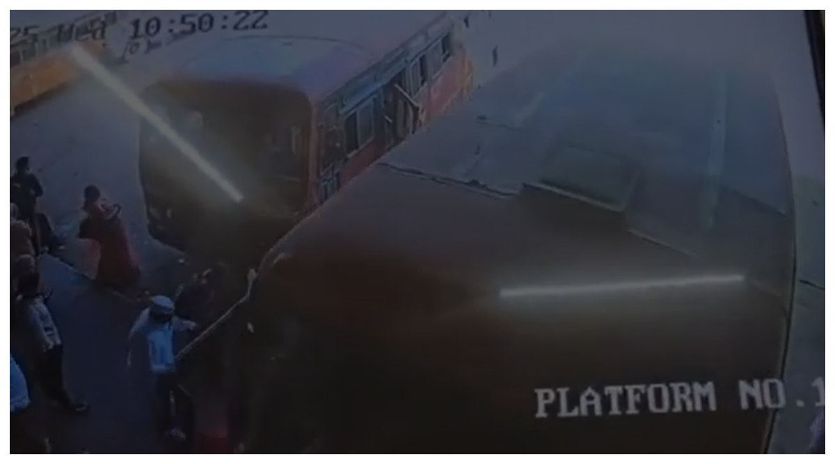 Tragedy at Bus Stop: వీడియో ఇదిగో, బస్టాండులో ప్రయాణికుల మీదకి దూసుకెళ్లిన బస్సు, నాలుగేళ్ల బాలుడు మృతి, పలువురికి గాయాలు, నాసిక్ ప్రాంతంలోని సిన్నార్ బస్టాండులో ఘటన