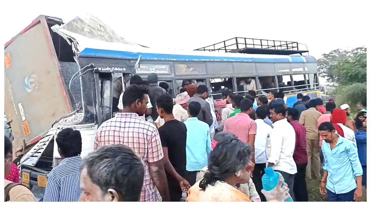 Chevella Bus Accident: టిప్పర్ లారీ వేగంగా వచ్చి ఢీకొట్టడం వ‌ల్లే బస్సు ప్ర‌మాదం, చేవెళ్ల బస్సు ప్రమాదంలో కీలక విషయాలు వెలుగులోకి, 20 మంది మృతి, మరికొందరికి తీవ్ర గాయాలు