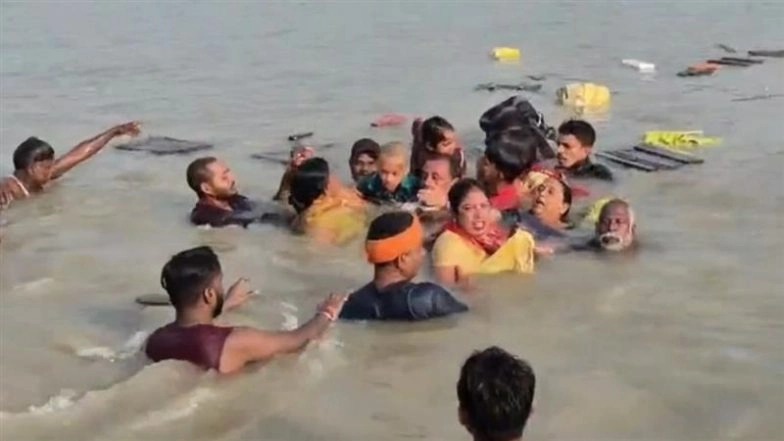 Deoria Boat Capsize: వీడియో ఇదిగో, కార్తీక పౌర్ణమి పుణ్యస్నానాల సందర్భంగా విషాదం, సరయూ నదిలో పడవ బోల్తా, పలువురు గల్లంతు, కొనసాగుతున్న సహాయక చర్యలు