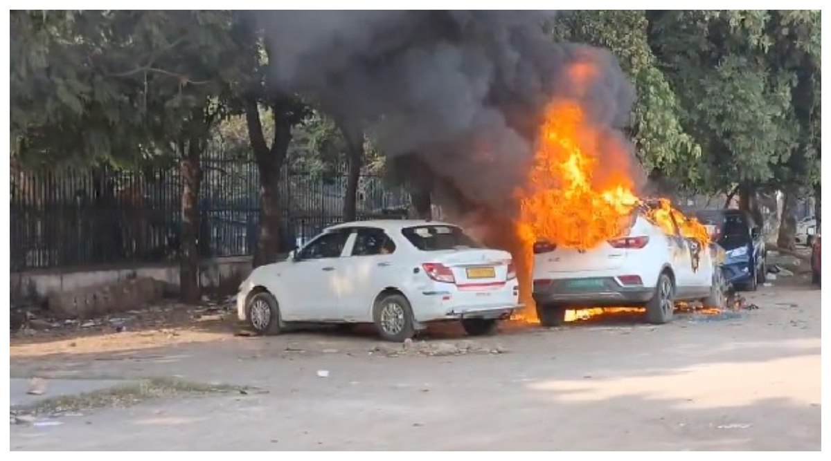 Electric Car Fire Video: వీడియో ఇదిగో, ఎన్టీఆర్ స్టేడియం సమీపంలో ఎలక్ట్రిక్ కారులో అకస్మాత్తుగా మంటలు, అగ్నిప్రమాదంలో పూర్తిగా కాలి బూడిదైన కారు