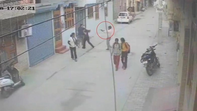 Faridabad Shocker: వీడియో ఇదిగో, లైబ్రరీ నుండి తిరిగి వస్తున్న బాలికపై దుండగుడు కాల్పులు, హర్యానాలో నడిరోడ్డుపై దారుణ ఘటన