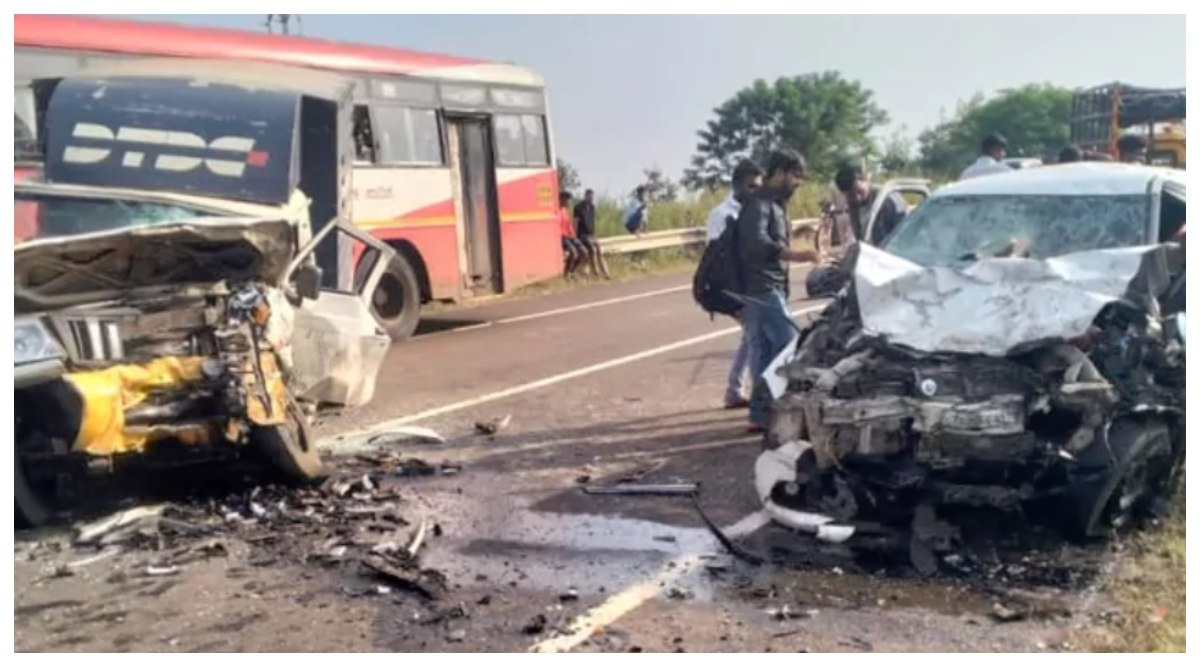 Karnataka Road Accident: దైవ దర్శనానికి వెళ్ళి తిరిగిరాని లోకాలకు, కర్ణాటకలో ఘోర రోడ్డు ప్రమాదం, దైవ యాత్రకు వెళ్లి ఒకే గ్రామానికి చెందిన నలుగురు తెలంగాణ వాసులు మృతి