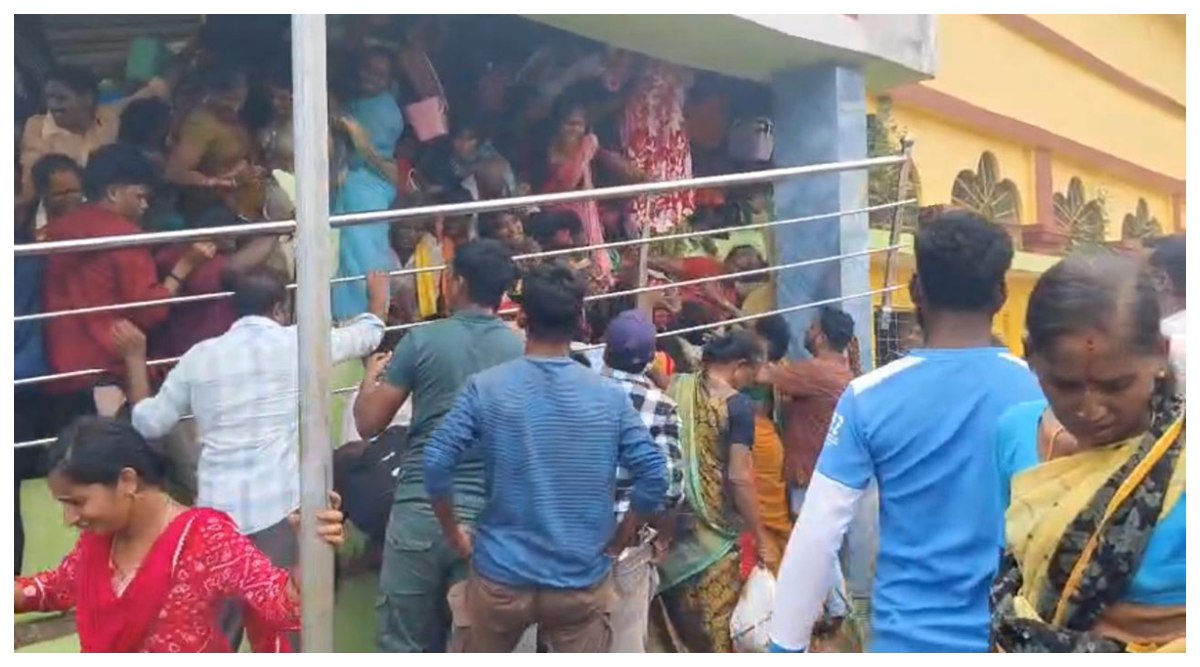 Kasibugga Stampede: కాశీబుగ్గలోని వేంకటేశ్వర స్వామి దేవస్థానంలో తొక్కిసలాట, తొమ్మదిమంది మృతి, మరికొందరికి గాయాలు,  ఘటనపై స్పందించిన సీఎం చంద్రబాబు