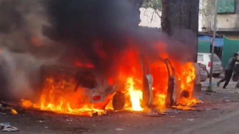 Mumbai Car Fire: వీడియో ఇదిగో, ఆగి ఉన్న కారులో భారీ అగ్నిప్రమాదం, క్షణాల్లోనే కాలిబూడిదైన వాహనం