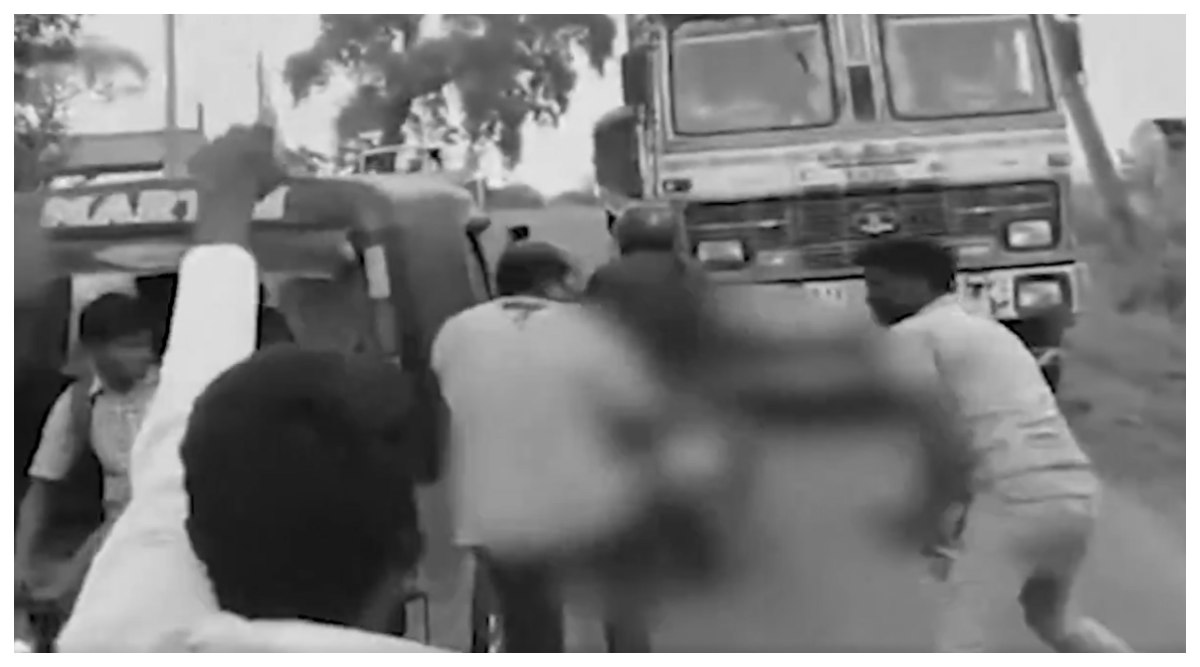 Andhra Pradesh: వీడియో ఇదిగో, విద్యార్థినుల పట్ల అసభ్యంగా ప్రవర్తించాడని లెక్చ‌ర‌ర్‌ని చిత‌క‌బాదిన త‌ల్లిదండ్రులు, ప్రకాశం జిల్లా నాగలుప్పలపాడు మండలం నిడమనూరు జూనియర్ ఇంటర్ కాలేజీలో ఘటన