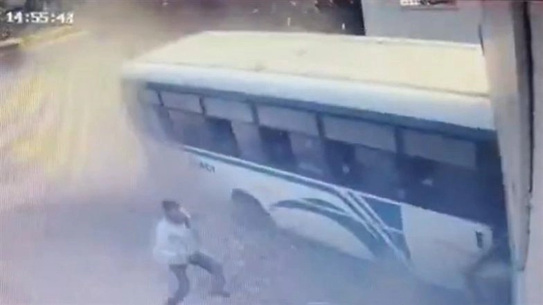 Uttar Pradesh Road Accident: షాకింగ్ రోడ్డు ప్రమాదం వీడియో ఇదిగో, వేగంగా వచ్చిన బస్సు అదుపుతప్పి గోడను ఢీకొట్టింది, 15 మంది ప్రయాణికులకు గాయాలు