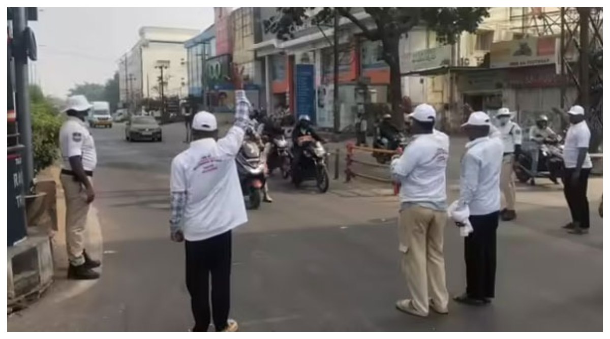 Hyderabad: ట్రాఫిక్ డ్యూటీలో రౌడీషీటర్లు, రాచకొండ పోలీసుల వినూత్న ప్రయోగం, తొలి దశలో 60 మందికి బాధ్యతలు, మంచి పౌరులుగా మార్చడమే లక్ష్యమన్న కమిషనర్
