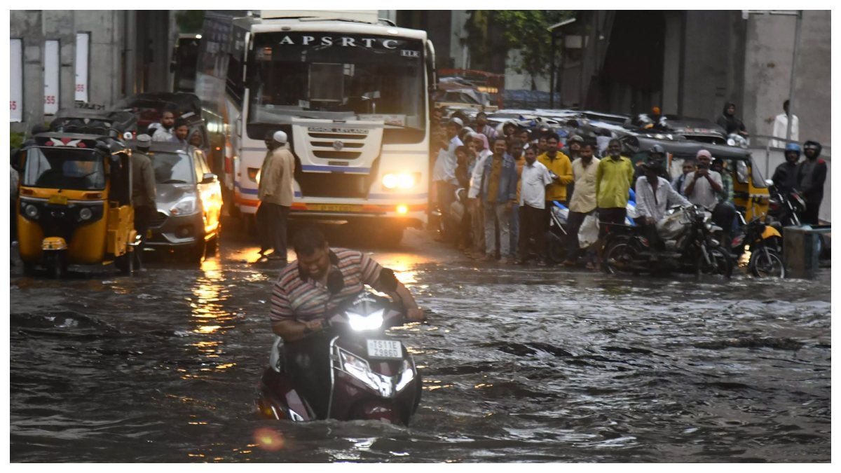 Weather Alert: మళ్లీ ముంచుకొస్తున్న భారీ వర్షం.. హైదరాబాద్‌ను ముంచెత్తిన కుండపోత వాన.. తెలంగాణలో 16 జిల్లాలకు ఎల్లో అలర్ట్ .. ప్రజలకు సీపీ సజ్జనార్ కీలక హెచ్చరిక..