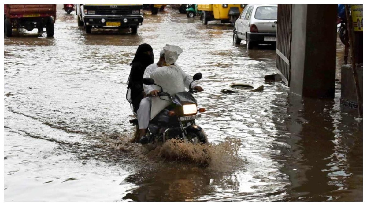 Hyderabad Rains: భారీ వర్షంతో హైదరాబాద్ అతలాకుతలం.. నగరమంతా ట్రాఫిక్ జామ్.. ప్రజలు అప్రమత్తంగా ఉండాలని అధికారుల సూచన