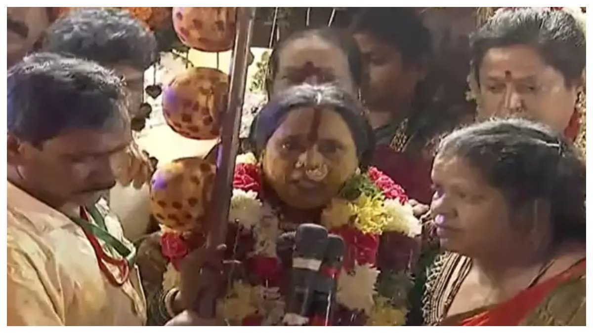 Ujjaini Mahankali Bonalu 2026: విగ్రహ ప్రతిష్ట చేయకుంటే.. నా పాదాల కింద నలిపేస్తా.. రంగం భవిష్యవాణిలో స్వర్ణలత.. చివరి ఘట్టానికి చేరుకున్న ఉజ్జయిని మహంకాళి అమ్మవారి బోనాల ఉత్సవాలు