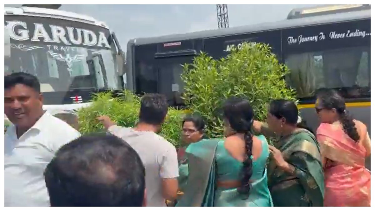 Nizamabad Road Accident: ఘోర రోడ్డు ప్రమాదం వీడియో ఇదిగో.. నిజామాబాద్ జిల్లాలో ఆగి ఉన్న బస్సును ఢీకొట్టిన కంటైనర్.. ఇద్దరు మహిళలు దుర్మరణం
