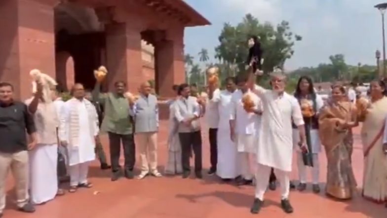 &lsquo;56 Inch Ka Chhota Bandar&rsquo;: వీడియో ఇదిగో.. 56 అంగుళాల చిన్న కోతి.. త్వరగా సభలోకి రా.. ప్రధానమంత్రి మోదీని లక్ష్యంగా చేసుకుని ప్రతిపక్ష పార్టీలు నిరసన