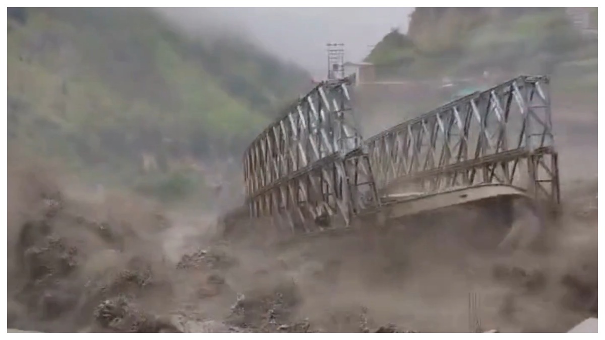Uttarakhand Floods: వీడియో ఇదిగో.. భారీ వరదలకు క్షణాల్లో కొట్టుకుపోయిన వంతెన..  తృటిలో ప్రాణాపాయం నుంచి బయటపడిన ప్రయాణికులు..