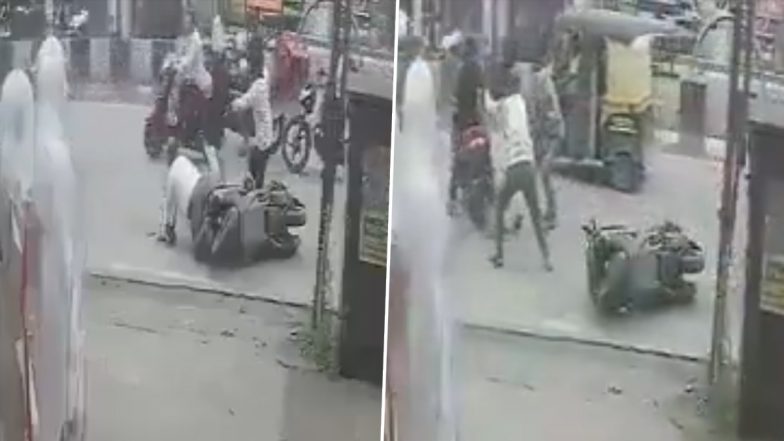 Kalyan Robbery Video: వీడియో ఇదిగో.. గణేష్ ఉత్సవాల వేళ పట్టపగలే రూ. 40 లక్షల దోపిడీ.. 60 ఏళ్ల వ్యాపారవేత్తపై దాడి చేసి దోచుకెళ్లిన దుండగులు..