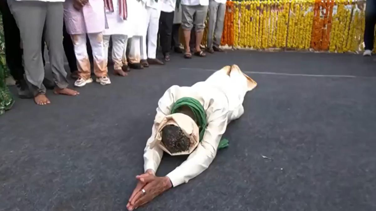 Andhra Pradesh: నీటికి సాష్టాంగ నమస్కారం చేసిన సీఎం చంద్రబాబు.. గోదావరి జలాలు ఉత్తరాంధ్రకు.. పాయకరావుపేటలో జలహారతి..