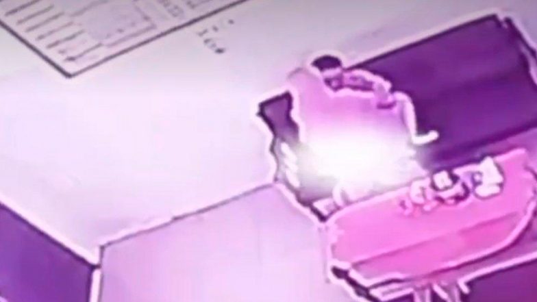 Guru Pekalongan Viral Video: స్కూళ్లోనే రాసలీలల దుకాణం పెట్టేసిన ప్రధానోపాధ్యాయుడు.. మహిళా ఉపాధ్యాయురాలితో పాఠశాలలోనే శృంగారం..