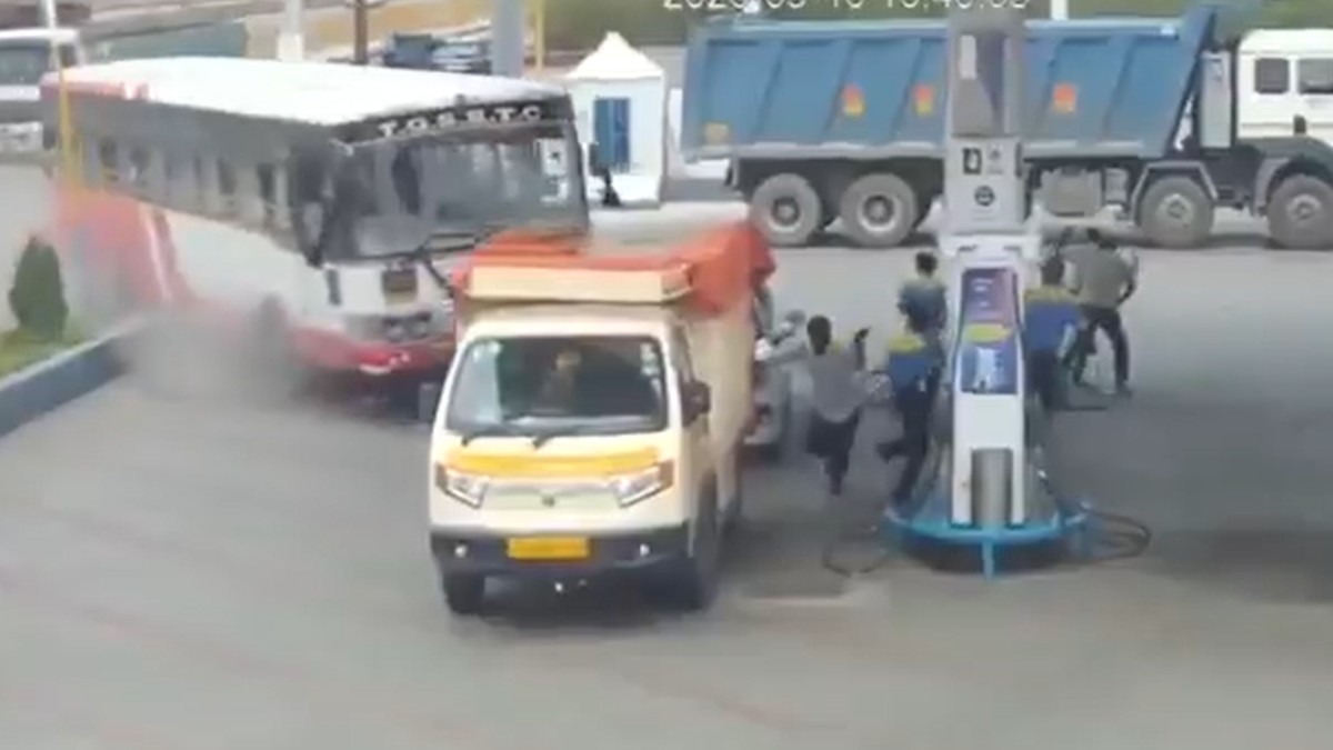 RTC Bus Accident Video: వీడియో ఇదిగో.. ఆటోను తప్పించబోయి పెట్రోల్ బంకులోకి దూసుకెళ్లిన ఆర్టీసీ బస్సు.. తృటిలో తప్పిన పెనుప్రమాదం..