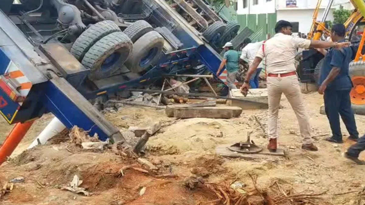Tirupati Crane Accident: తిరుపతిలో ఘోర ప్రమాదం వీడియో ఇదిగో.. నిర్మాణ స్థలంలో క్రేన్, జేసీబీ కూలి సైట్ ఇంజనీర్ సహా ముగ్గురు మృతి..