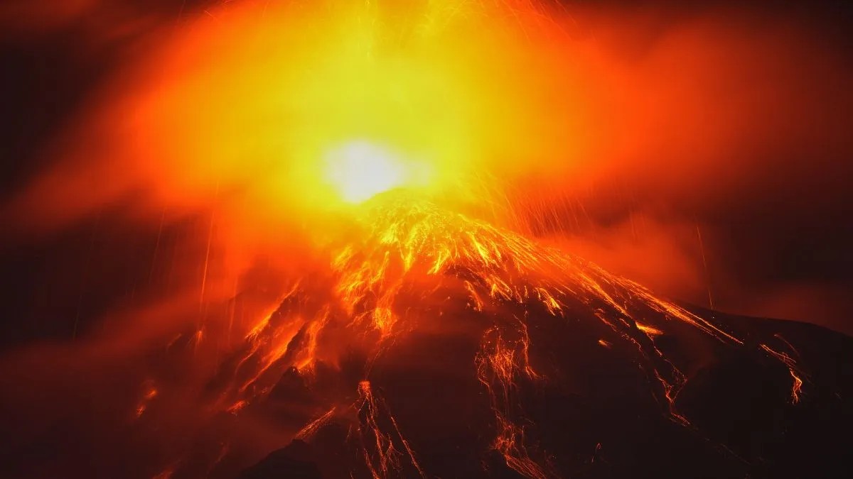 Viral Volcano Video: వీడియో ఇదిగో.. బద్దలైన అనక్ క్రకటోవా అగ్నిపర్వతం.. ఆకాశంలోకి ఎగిసిన లావా, పొగ.. 2,300 విమాన సర్వీసులు రద్దు..