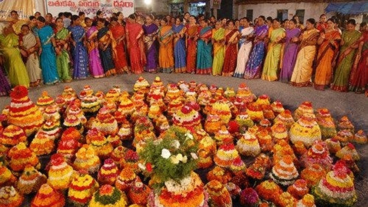 Bathukamma Celebrations: బతుకమ్మ పండుగ ఎప్పుడు వస్తుంది.. తొమ్మిది రోజులు ఎలా జరుపుకోవాలి.. తెలంగాణ స్త్రీ మూర్తుల ఆత్మగౌరవానికి ప్రతీకగా నిలిచే పండుగపై పూర్తి కథనం ఇదిగో..