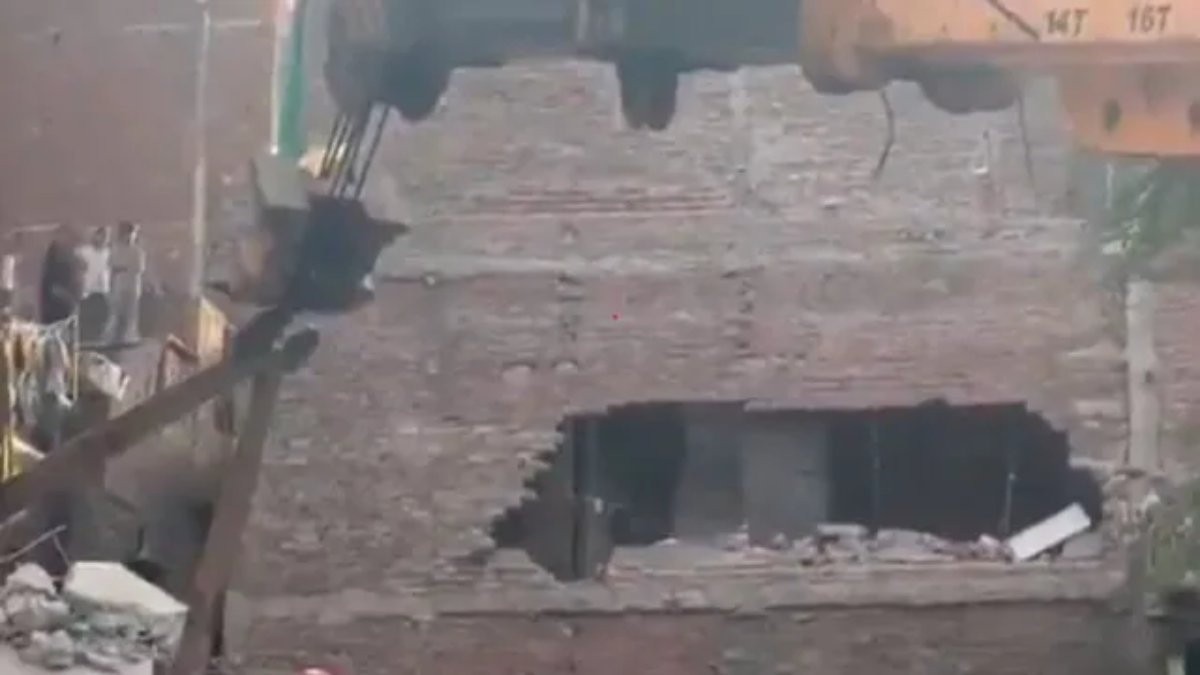 Delhi Building Collapse: వీడియో ఇదిగో.. ఢిల్లీలో కుప్పకూలిన ఐదు అంతస్తుల భవనం.. శిథిలాల కింద చిక్కుకున్నవారి కోసం కొనసాగుతున్న సహాయక చర్యలు..