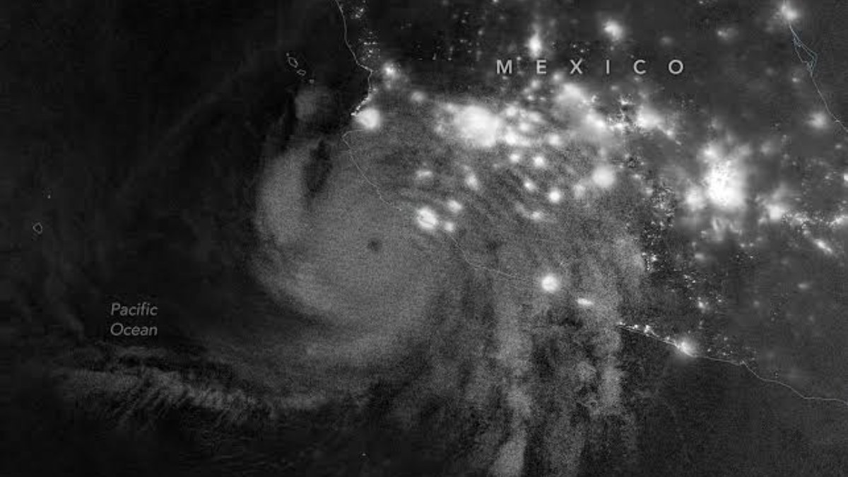 Hurricane Simon: గంటకు 250 కిలోమీటర్ల వేగంతో దూసుకువస్తున్న సైమన్ హరికేన్.. వణుకుతున్న మెక్సికో పసిఫిక్ తీర ప్రాంతాలు.. నాసా విడుదల చేసిన ఫోటోలివిగో..