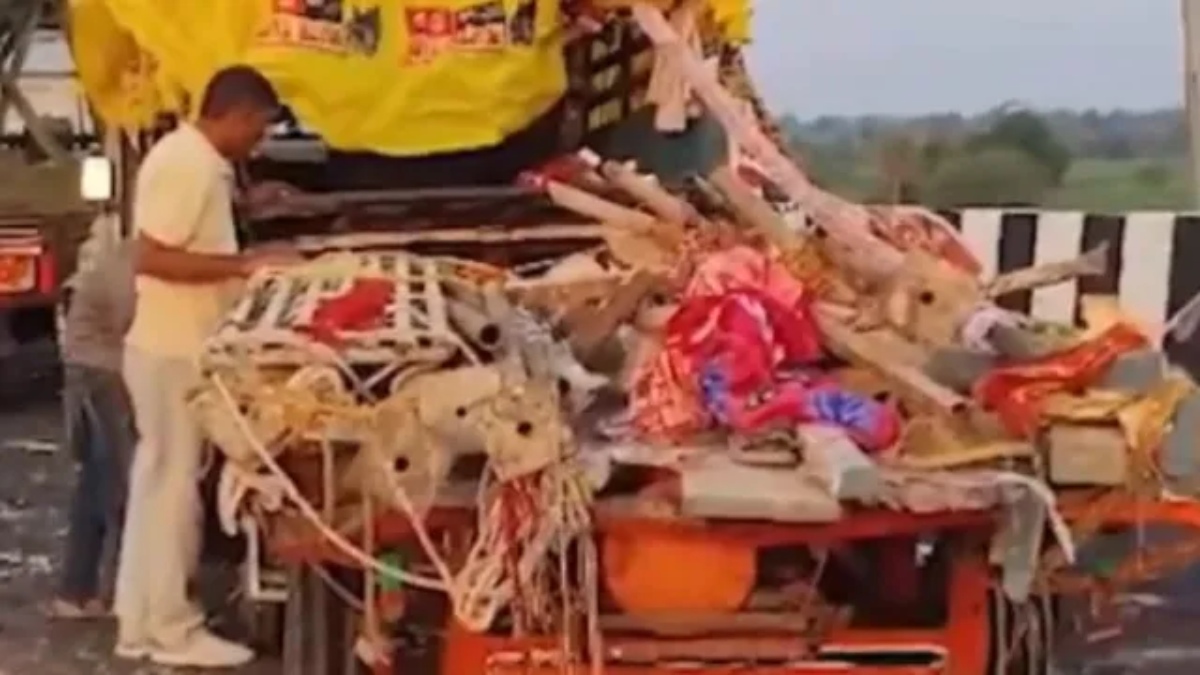 Maharashtra Road Accident: వీడియో ఇదిగో... దుర్గామాత విగ్రహంతో వెళుతుండగా ఘోర రోడ్డు ప్రమాదం.. ఏడుగురు అక్కడికక్కడే మృతి, మరో 18 మందికి గాయాలు..