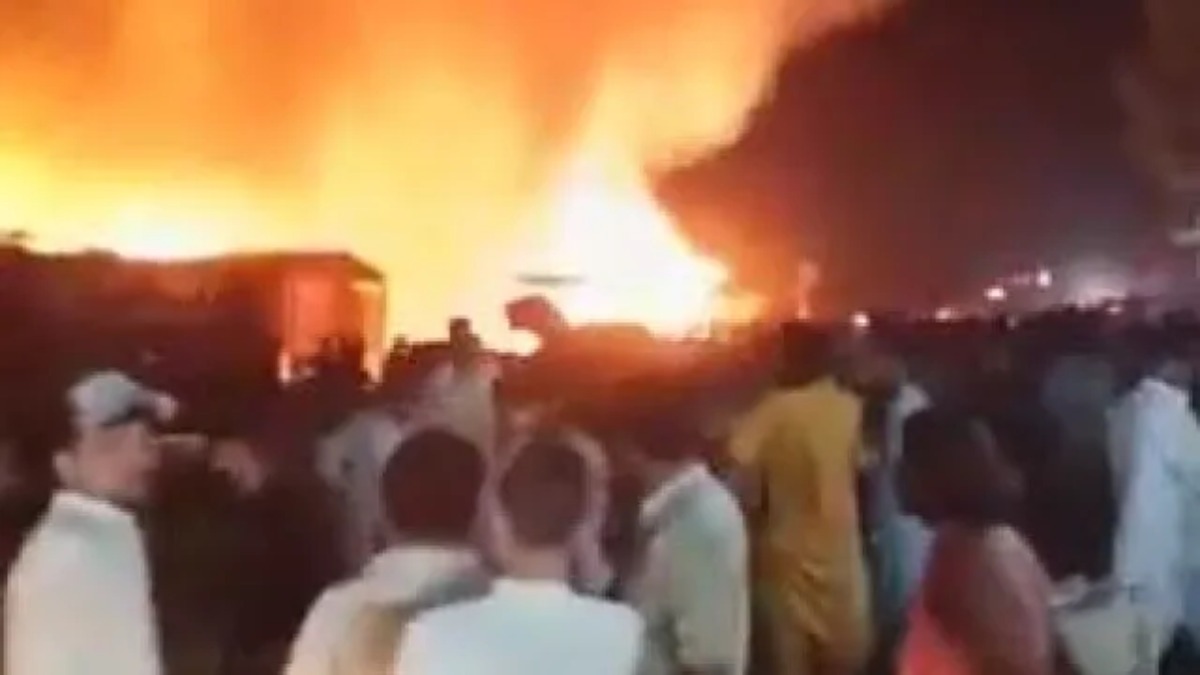 Pakistan Political Crisis: పాకిస్తాన్‌లో ముదిరిన రాజకీయ సంక్షోభం.. పీటీఐ అధికారంలో ఉన్న ఖైబర్‌ పఖ్తున్‌ఖ్వా ప్రావిన్స్‌లో గవర్నర్ పాలన.. మంటల్లో తగలబడిన గవర్నర్ హౌస్..