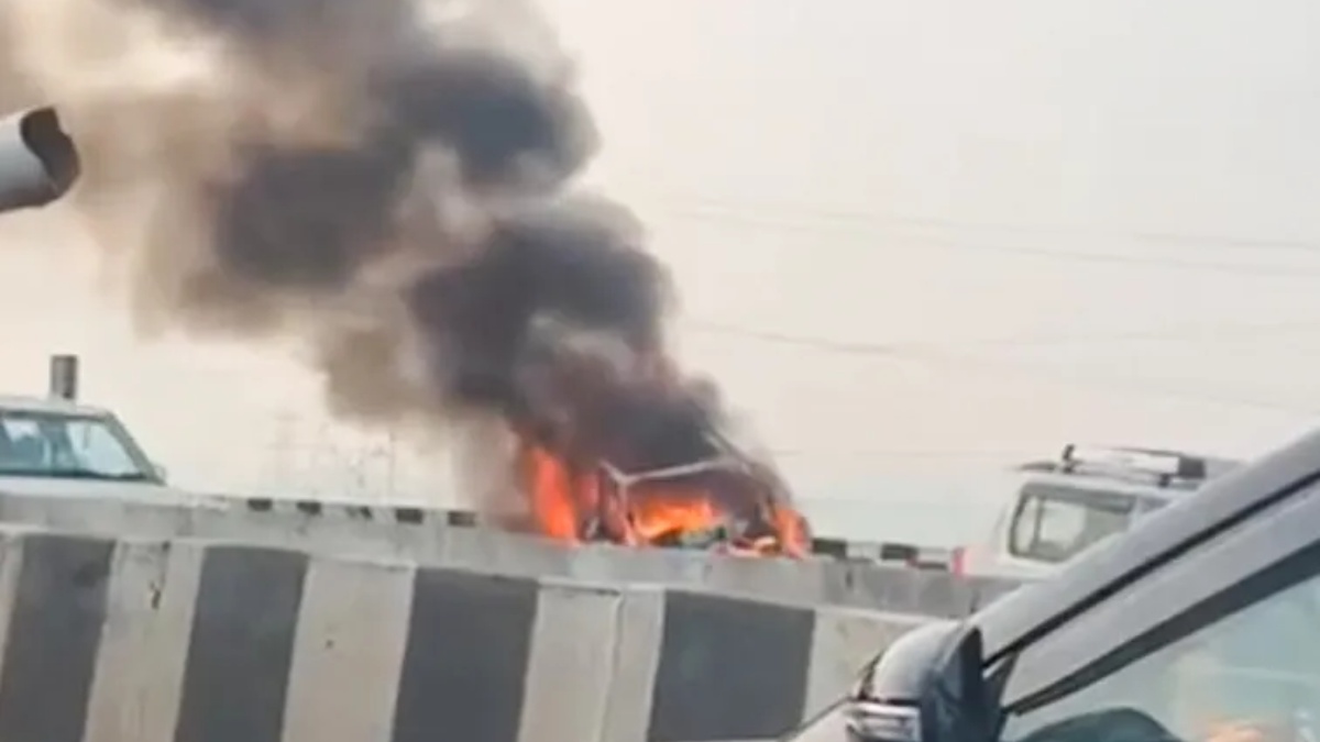 Vijayawada Bypass Accident: వీడియో ఇదిగో.. విజయవాడ బైపాస్‌పై ఘోర రోడ్డు ప్రమాదం.. మంటల్లో చిక్కుకుని నలుగురు సజీవ దహనం..