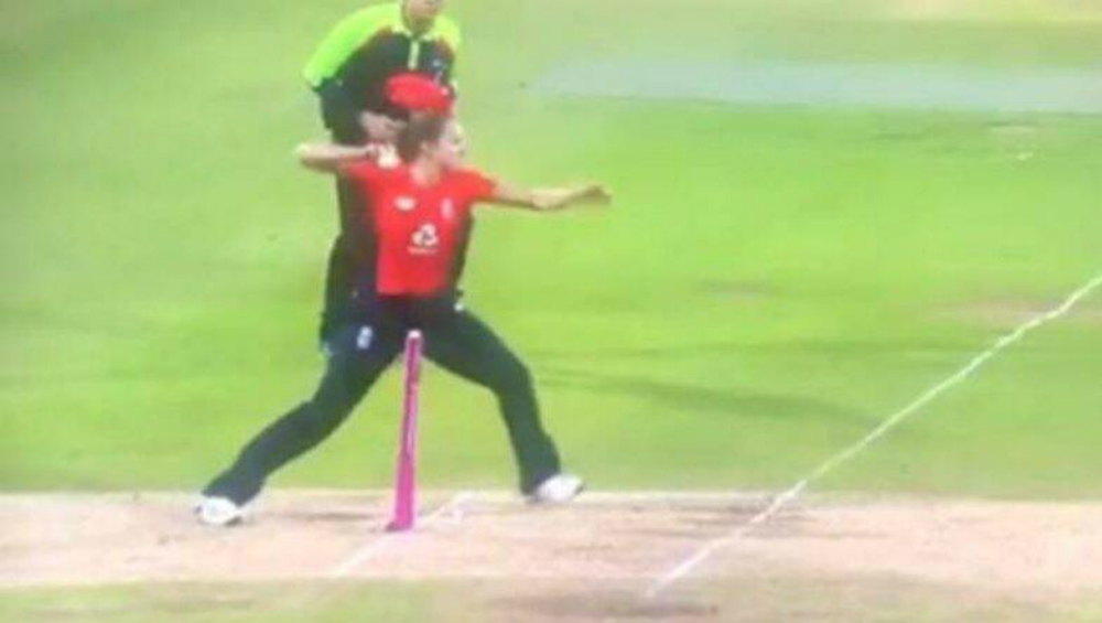 Cricket Viral Video: ఇంగ్లాండ్ బౌలర్ చేసిన రన్ ఔట్ తప్పిదం వీడియో వైరల్, పంచ్ డైలాగ్స్ తో బౌలర్ ను ఆటాడేసుకున్న ట్రోలర్స్.