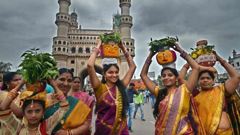 Bonalu 2021: భాగ్యనగరంలో ఆషాఢ బోనాల సందడి షురూ, తొలిగా ప్రారంభం అయిన గోల్కొండ బోనాలు, వచ్చే నెల 8వ తేదీ వరకు జగదాంబిక మహంకాళి అమ్మవారి ఉత్సవాలు, ఉజ్జయిని మహంకాళి ఘటోత్సవం కూడా నేటి నుంచే.. Bonalu 2021: భాగ్యనగరంలో ఆషాఢ బోనాల సందడి షురూ, తొలిగా ప్రారంభం అయిన గోల్కొండ బోనాలు, వచ్చే నెల 8వ తేదీ వరకు జగదాంబిక మహంకాళి అమ్మవారి ఉత్సవాలు, ఉజ్జయిని మహంకాళి ఘటోత్సవం కూడా నేటి నుంచే..