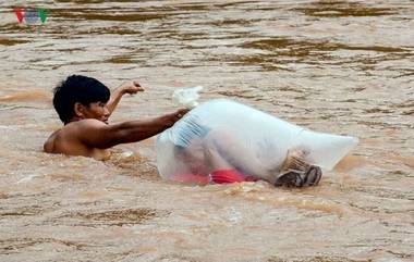 Plastic Bag Kids: అక్కడ బడికి వెళ్లాలంటే బాహుబలిలో శివగామిలా ఎవరో ఒకరు నది దాటించాలి. ప్లాస్టిక్ కవర్లో పిల్లలను నది దాటిస్తున్నారు.