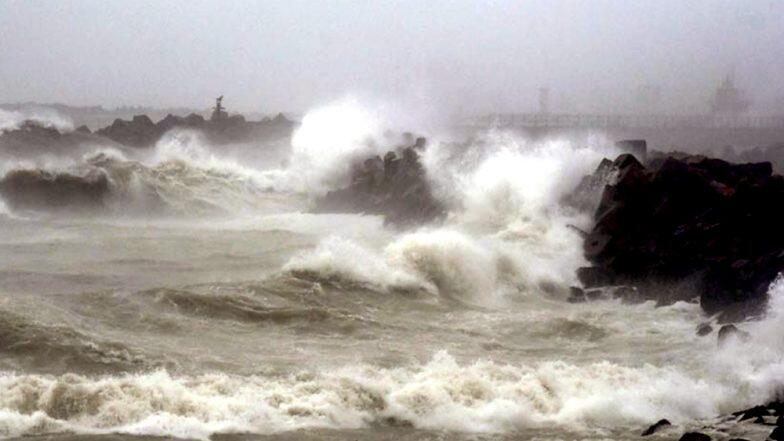 Cyclone Kyarr: దూసుకొస్తున్న క్యార్ తుఫాను, మహారాష్ట్రకు పొంచి ఉన్న ముప్పు, 3 రోజుల పాటు భారీ వర్షాలు, అతలాకుతలమైన ఏపీలోని ఉత్తరాంధ్ర, పలు రైళ్లు రద్దు Cyclone Kyarr: దూసుకొస్తున్న క్యార్ తుఫాను, మహారాష్ట్రకు పొంచి ఉన్న ముప్పు, 3 రోజుల పాటు భారీ వర్షాలు, అతలాకుతలమైన ఏపీలోని ఉత్తరాంధ్ర, పలు రైళ్లు రద్దు