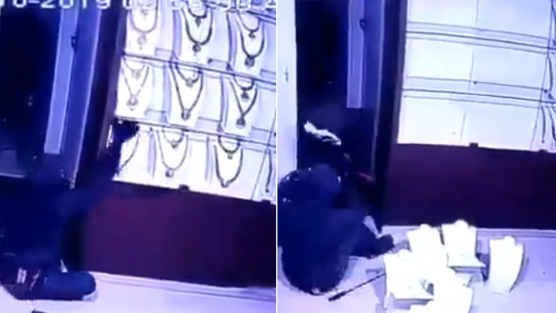 Lalithaa Jewellery Heist Update: రూ.13 కోట్ల దొంగ దొరికాడు, టూ వీలర్ మీద బంగారాన్ని తరలిస్తుండగా పట్టుకున్న పోలీసులు, పరారీలో మరో దొంగ, ఇద్దరూ తమిళనాడు వాసులే.. నిందితుడి నుంచి సొత్తు స్వాధీనం చేసుకున్న పోలీసులు Lalithaa Jewellery Heist Update: రూ.13 కోట్ల దొంగ దొరికాడు, టూ వీలర్ మీద బంగారాన్ని తరలిస్తుండగా పట్టుకున్న పోలీసులు, పరారీలో మరో దొంగ, ఇద్దరూ తమిళనాడు వాసులే.. నిందితుడి నుంచి సొత్తు స్వాధీనం చేసుకున్న పోలీసులు