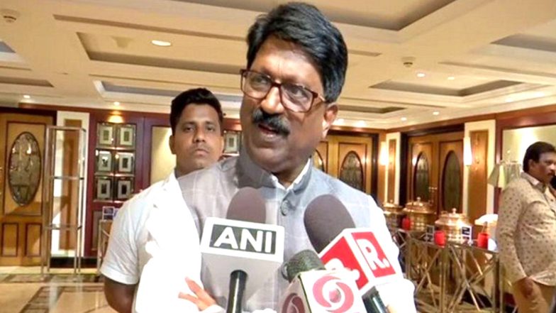 Another Twist In 'MAHA' Politics: తీవ్ర ఉత్కంఠలో మహా రాజకీయాలు,కేంద్ర మంత్రి పదవికి రాజీనామా చేసిన అరవింద్ సావంత్, ఎన్డీయే కూటమి నుంచి వైదొలిగే ఆలోచనలో శివసేన, ప్రభుత్వ ఏర్పాటుకు వ్యూహాలు Another Twist In 'MAHA' Politics: తీవ్ర ఉత్కంఠలో మహా రాజకీయాలు,కేంద్ర మంత్రి పదవికి రాజీనామా చేసిన అరవింద్ సావంత్, ఎన్డీయే కూటమి నుంచి వైదొలిగే ఆలోచనలో శివసేన, ప్రభుత్వ ఏర్పాటుకు వ్యూహాలు