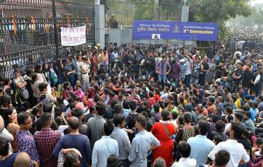 JNU Students Protest: ఫీజుల పెంపుపై గర్జించిన జెఎన్‌యూ విద్యార్థులు, ఆందోళనలతో అట్టుడికిన వర్శిటీ, పాక్షికంగా వెనక్కి తగ్గిన జెఎన్‌యూ పాలక మండలి, ఆందోళన విరమించేది లేదని తేల్చిచెప్పిన స్టూడెంట్స్ యూనియన్