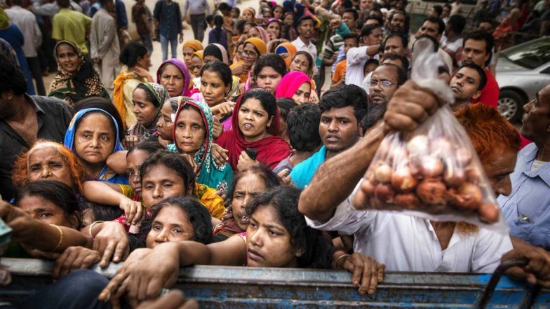 Onions Price @ Rs.220: కిలో ఉల్లి ధర రూ. 220, బంగ్లాదేశ్లో కోయకుండానే కన్నీరు తెప్పిస్తున్న ఉల్లి, ధరల పెరుగుదలతో వాడకాన్ని ఆపేసిన బంగ్లా ప్రధాని హసీనా, పలుచోట్ల వినియోగదారులు ఆందోళన Onions Price @ Rs.220: కిలో ఉల్లి ధర రూ. 220, బంగ్లాదేశ్లో కోయకుండానే కన్నీరు తెప్పిస్తున్న ఉల్లి, ధరల పెరుగుదలతో వాడకాన్ని ఆపేసిన బంగ్లా ప్రధాని హసీనా, పలుచోట్ల వినియోగదారులు ఆందోళన