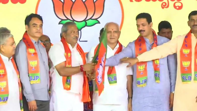 Karnataka Politics: తీర్పు వచ్చిన కొద్ది గంటలకే..కాషాయం కండువా కప్పుకున్న 15 మంది కర్ణాటక రెబల్ ఎమ్మెల్యేలు, బీజేపీ నుంచి ఉప ఎన్నికల్లో పోటీ, డిసెంబర్ 5న ఉప ఎన్నికలు