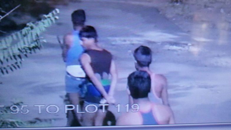 Burglar Gang Busted: దెబ్బకు ఠా, దొంగల ముఠా! సంచారజాతి దోపిడీ దొంగల ముఠాను అరెస్ట్ చేసిన పోలీసులు, వారి నుంచి మొత్తం 150 గ్రాముల బంగారం స్వాధీనం, చడ్డీలు వేసుకొని తిరుగుతుండటంతో, 'చడ్డీ గ్యాంగ్' గా మొదట అనుమానపడిన పోలీసులు Burglar Gang Busted: దెబ్బకు ఠా, దొంగల ముఠా! సంచారజాతి దోపిడీ దొంగల ముఠాను అరెస్ట్ చేసిన పోలీసులు, వారి నుంచి మొత్తం 150 గ్రాముల బంగారం స్వాధీనం, చడ్డీలు వేసుకొని తిరుగుతుండటంతో, 'చడ్డీ గ్యాంగ్' గా మొదట అనుమానపడిన పోలీసులు