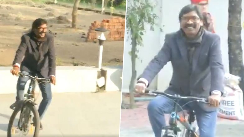 JMM Leader Hemant soren: జార్ఖండ్లో కొత్త అధ్యాయం మొదలైంది, ఈ విజయం ప్రజలకు అంకితమన్న హేమంత్ సోరెన్, సైకిల్ తొక్కుతూ హుషారుగా.., సీఎంగా రెండోసారి ప్రమాణ స్వీకారం చేయనున్న జార్ఖండ్ ముక్తి మోర్చా అధినేత JMM Leader Hemant soren: జార్ఖండ్లో కొత్త అధ్యాయం మొదలైంది, ఈ విజయం ప్రజలకు అంకితమన్న హేమంత్ సోరెన్, సైకిల్ తొక్కుతూ హుషారుగా.., సీఎంగా రెండోసారి ప్రమాణ స్వీకారం చేయనున్న జార్ఖండ్ ముక్తి మోర్చా అధినేత