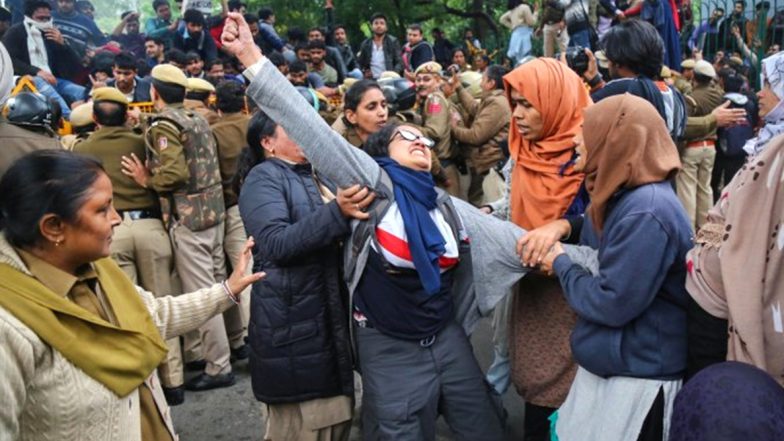 Jamia Millia Islamia Protests: జామియా మిలియా అల్లర్లలో బయట వ్యక్తుల పాత్ర, విద్యార్థులు ఎవరూ లేరన్న పోలీసులు, నేరపూరిత రికార్డులు ఉన్న 10 మందిని అరెస్ట్ చేసినట్లు వెల్లడి Jamia Millia Islamia Protests: జామియా మిలియా అల్లర్లలో బయట వ్యక్తుల పాత్ర, విద్యార్థులు ఎవరూ లేరన్న పోలీసులు, నేరపూరిత రికార్డులు ఉన్న 10 మందిని అరెస్ట్ చేసినట్లు వెల్లడి