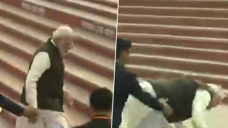 PM Modi Falls Down At Ganga Ghat: ప్రధాని మోడీకి తప్పిన ప్రమాదం, గంగానది మెట్లు ఎక్కుతూ జారి పడిన ప్రధాని, అప్రమత్తమైన భద్రతా సిబ్బంది, గంగా అటల్ ఘాట్ వద్ద ఘటన PM Modi Falls Down At Ganga Ghat: ప్రధాని మోడీకి తప్పిన ప్రమాదం, గంగానది మెట్లు ఎక్కుతూ జారి పడిన ప్రధాని, అప్రమత్తమైన భద్రతా సిబ్బంది, గంగా అటల్ ఘాట్ వద్ద ఘటన