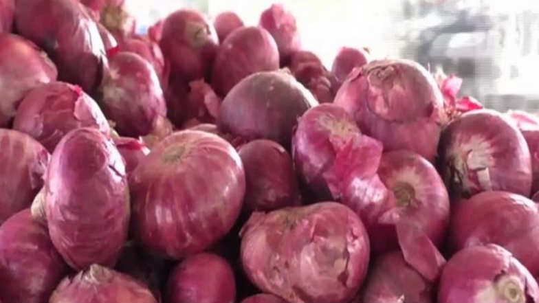 Onion Price: ఉల్లి ధరలపై కేంద్రం తీపికబురు, గతేడాది కంటే ఈ ఏడాది ధరలు చాలా తక్కువని తెలిపిన కేంద్రం, ధరలు తగ్గించేందుకు చర్యలు చేపట్టిందని వెల్లడి
