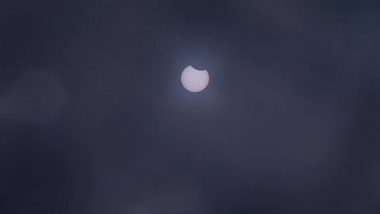 Solar Eclipse 2019: ఆకాశంలో కనువిందు చేస్తున్న సూర్యగ్రహణం, ఈ ఏడాదికి ఇదే చివరి సూర్యగ్రహణం, సురక్షితమైన ఫిల్టర్లను ఉపయోగించే చూడాలంటున్న నిపుణులు, వివిధ ప్రాంతాల్లో సూర్యగ్రహణం చిత్రాలు