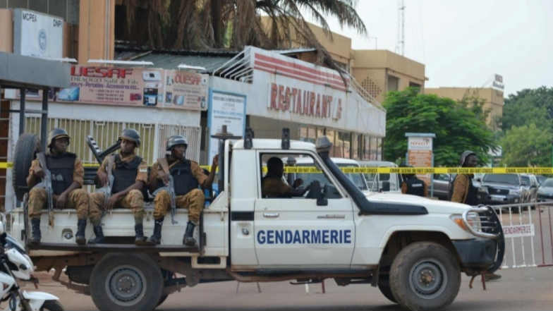 Burkina Faso: క్రిస్మస్ రోజున ఉగ్రవాదుల మారణహోమం, 35 మంది పౌరులు మృతి, 80 మంది ఉగ్రవాదుల్ని హతమార్చిన సైన్యం, గత నాలుగు సంవత్సరాల నుంచి పంజా విసురుతున్న ఉగ్రవాదులు Burkina Faso: క్రిస్మస్ రోజున ఉగ్రవాదుల మారణహోమం, 35 మంది పౌరులు మృతి, 80 మంది ఉగ్రవాదుల్ని హతమార్చిన సైన్యం, గత నాలుగు సంవత్సరాల నుంచి పంజా విసురుతున్న ఉగ్రవాదులు