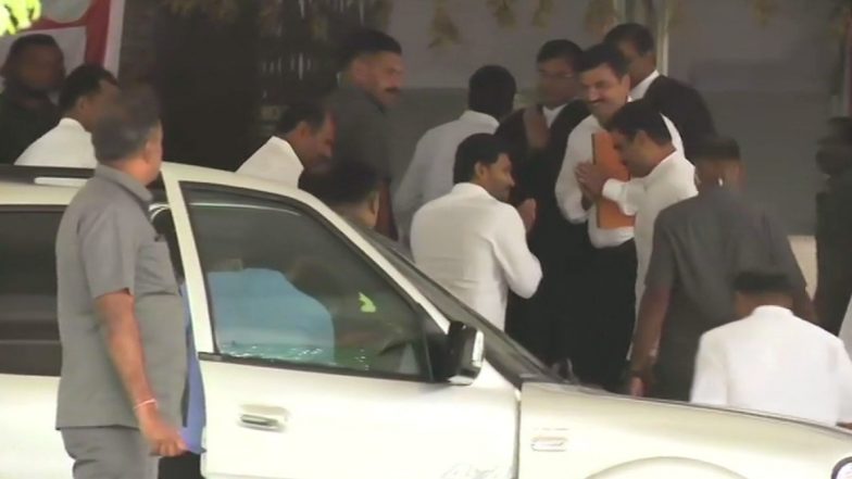 AP CM YS Jagan: సీఎం హోదాలో తొలిసారిగా నాంపల్లి కోర్టుకు ఏపీ సీఎం జగన్, భారీ బందోబస్తు ఏర్పాటు చేసిన తెలంగాణా పోలీసులు, గత ఏడాది మార్చి 1న చివరి సారిగా సీబీఐ కోర్టుకు హాజరయిన ఏపీ సీఎం AP CM YS Jagan: సీఎం హోదాలో తొలిసారిగా నాంపల్లి కోర్టుకు ఏపీ సీఎం జగన్, భారీ బందోబస్తు ఏర్పాటు చేసిన తెలంగాణా పోలీసులు, గత ఏడాది మార్చి 1న చివరి సారిగా సీబీఐ కోర్టుకు హాజరయిన ఏపీ సీఎం