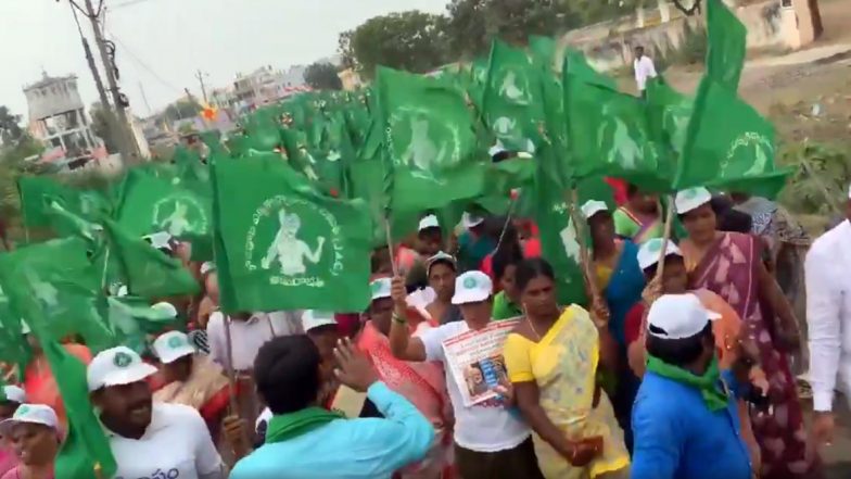 Maha Padayatra In Amaravathi: అమరావతిలో 20వ రోజుకు చేరుకున్న నిరసన దీక్షలు, 10 వేల మంది రైతులతో మహా పాదయాత్ర, జాతీయ జెండాలతో రోడ్డు మీదకు వచ్చిన రైతులు, సీఎం జగన్ 3 రాజధానుల ప్రకటనను వ్యతిరేకిస్తున్న అమరావతి రైతులు Maha Padayatra In Amaravathi: అమరావతిలో 20వ రోజుకు చేరుకున్న నిరసన దీక్షలు, 10 వేల మంది రైతులతో మహా పాదయాత్ర, జాతీయ జెండాలతో రోడ్డు మీదకు వచ్చిన రైతులు, సీఎం జగన్ 3 రాజధానుల ప్రకటనను వ్యతిరేకిస్తున్న అమరావతి రైతులు